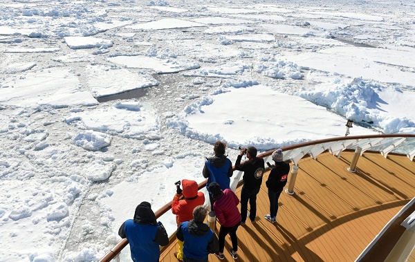 中国首制极地探险邮轮首航成功 业界称将改变南极旅游格局