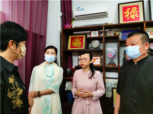 禅城区人大常委会党组成员、副主任杜梅一行走访广绣非遗传承人