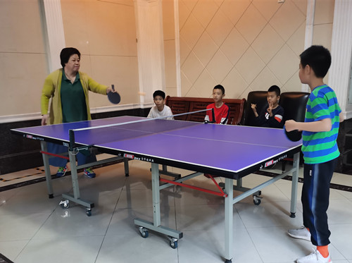 广州南武实验小学荣誉校长与学生进行乒乓球友谊赛