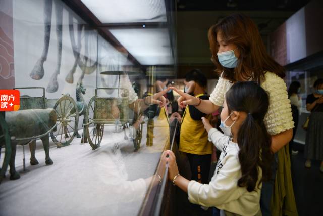 市民在广东省博物馆参观展览。南方+记者 徐昊 摄