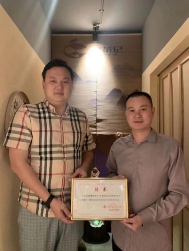 李世玉会长为郑振霖颁发农业产业创新顾问聘任证书