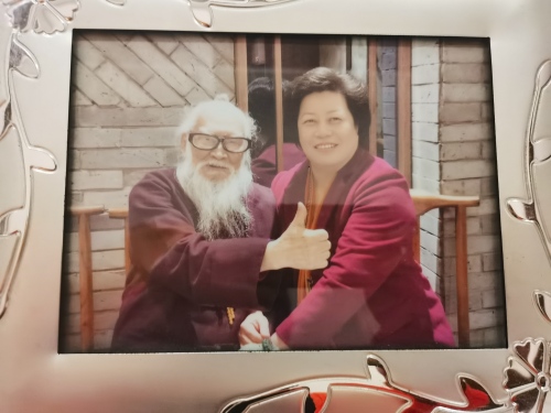 继承朱老遗志，尊师精神永存