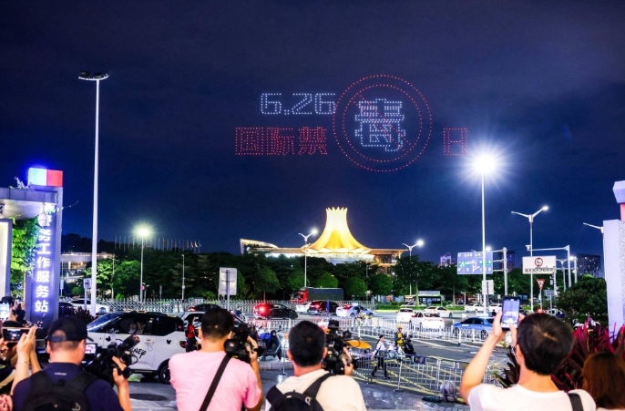 就在南宁夜空，800架无人机编队上演高燃表演