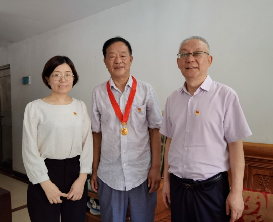 广东省工商联机关党委组织开展“光荣在党50年”纪念章颁发活动