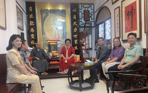 爱心人士到访新兴国恩寺