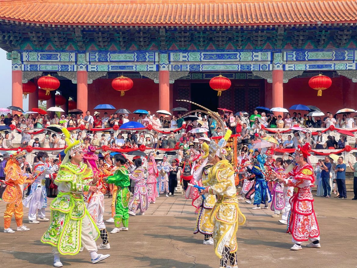 英歌舞高燃来袭！南海影视城非遗巡游激活文旅新磁场